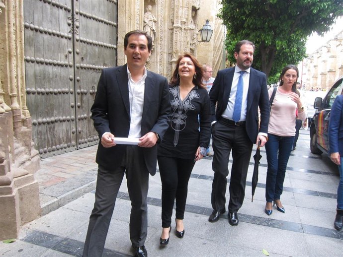 Carmen Crespo con José Antonio Nieto y cargos del PP