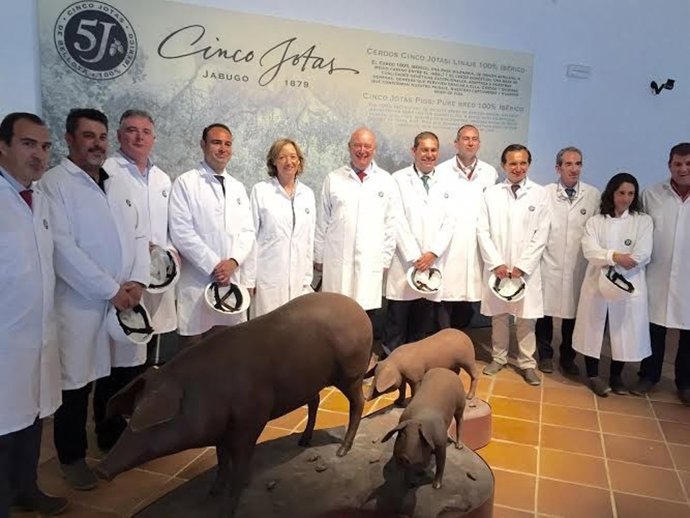 La consejera de Agricultura, Carmen Ortiz, en Jabugo (Huelva).