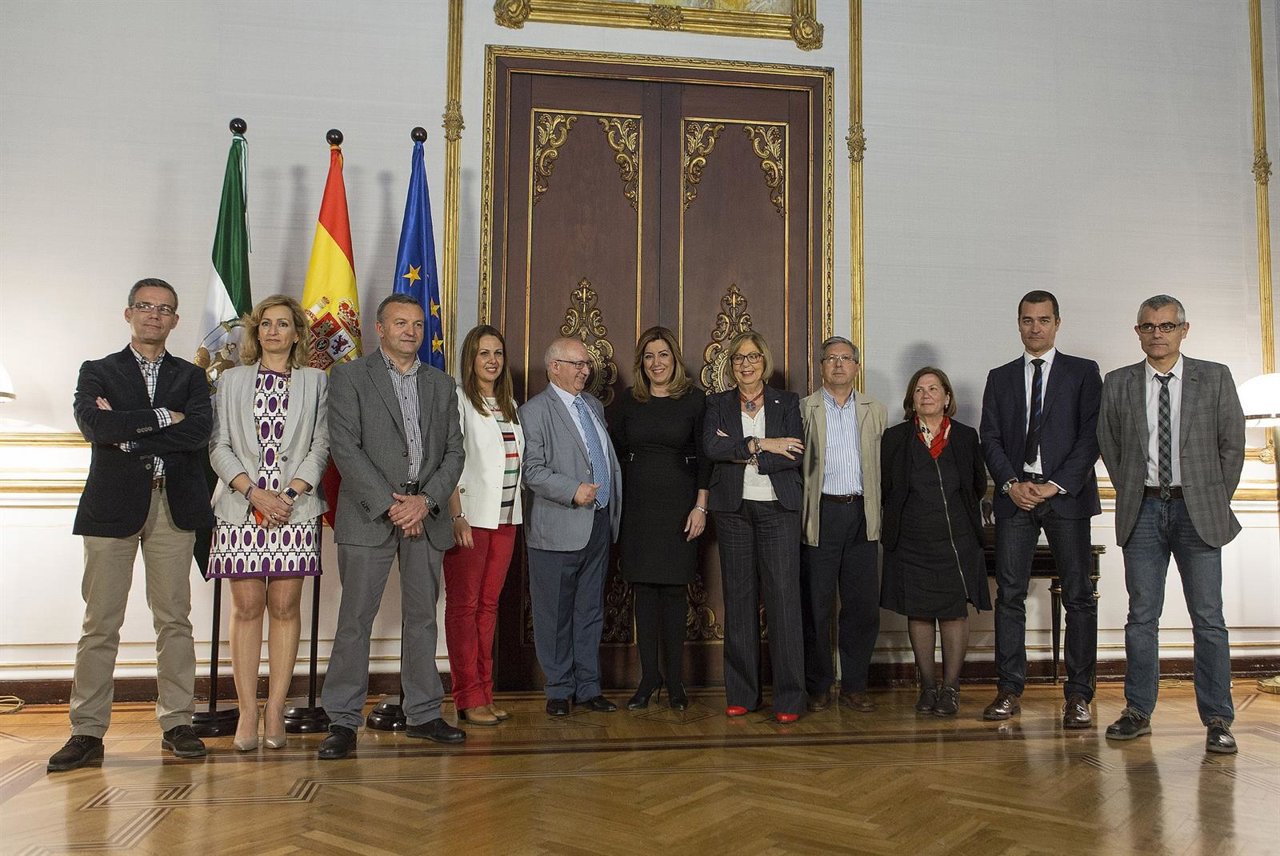 Susana Díaz y Adelaida de la Calle con representantes de Asadipre y Adain