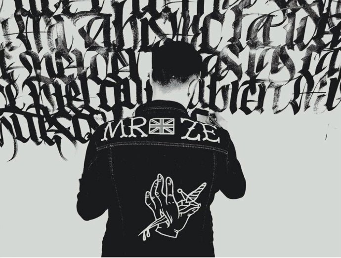 Mr Zé trabaja en una de sus obras 