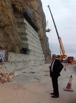 Muro de contención que se está construyendo en El Cañarete