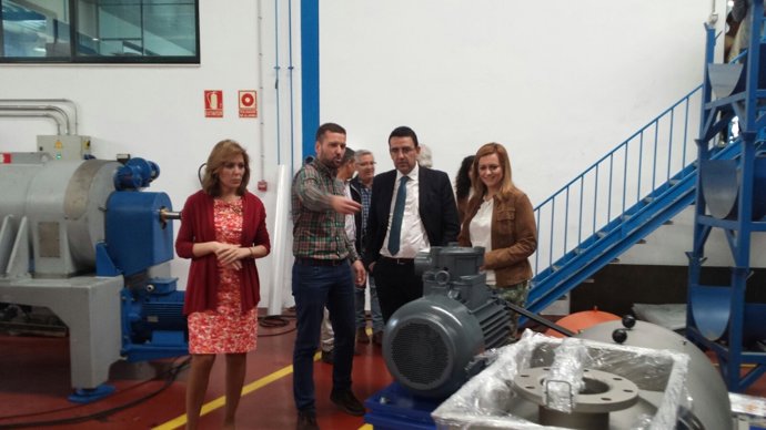 Mario Jiménez (centro) en la visita a la empresa de Montoro