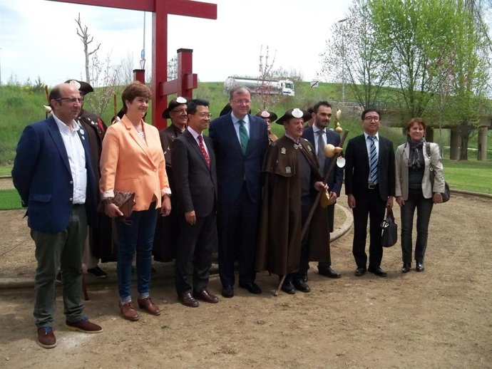 Kenji Hirata y Silván en la inauguración de la ‘Ruta del conocimiento’