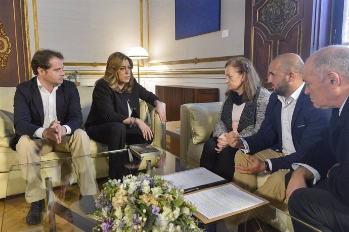 La presidenta de Andalucía con la familia de Maloma