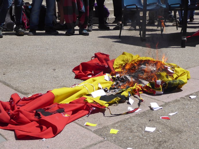 Estudiantes de la UAB quemando la bandera anticonstitucional 