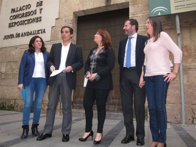 Parlamentarios del PP con José Antonio Nieto en el Palacio de Congresos