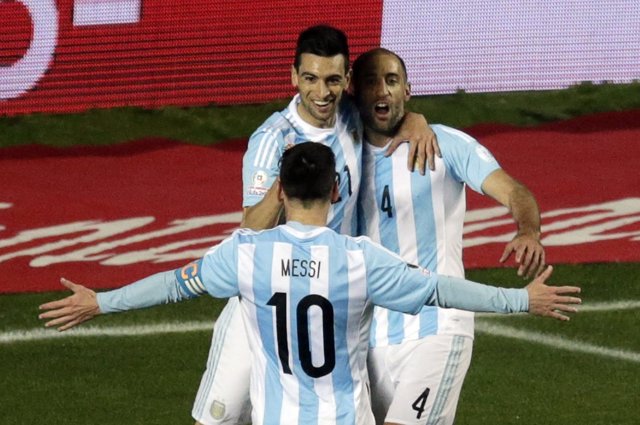 Messi, Pastore y Zabaleta celebran un gol con Argentina