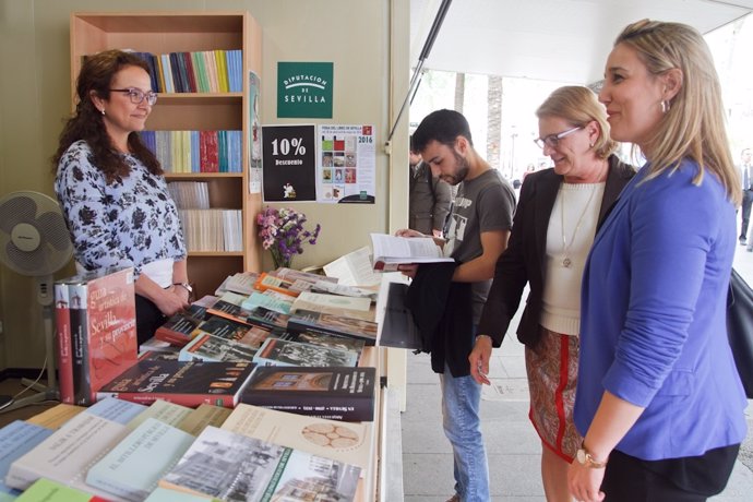 Visita de la diputada provincial de Cultura a la Feria del Libro de Sevilla