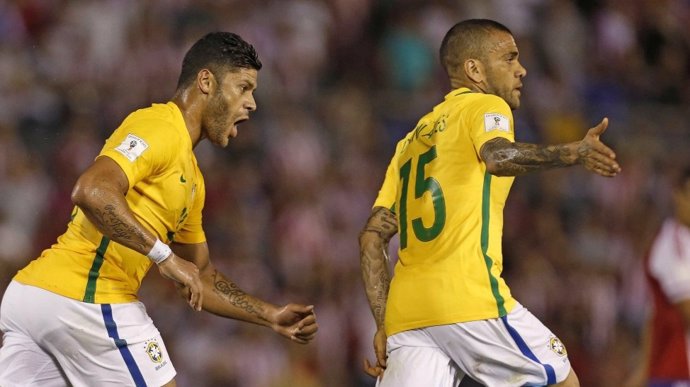 Dani Alves y Hulk con Brasil