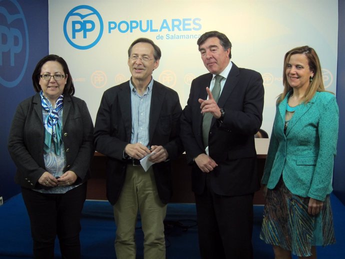 Bermúdez de Castro (2D) con los parlamentarios de Salamanca