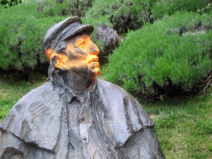 Pintada vandálica en la escultura del poeta Pepe Ledesma en Salamanca.