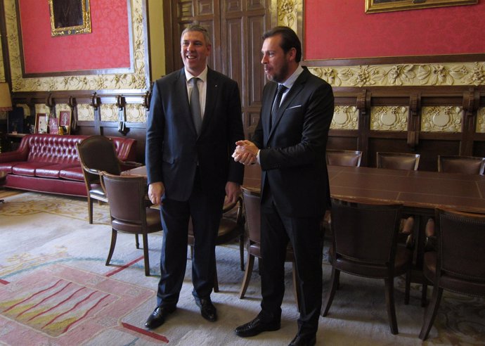 El alcalde de Valladolid junto al presidente de Renault España