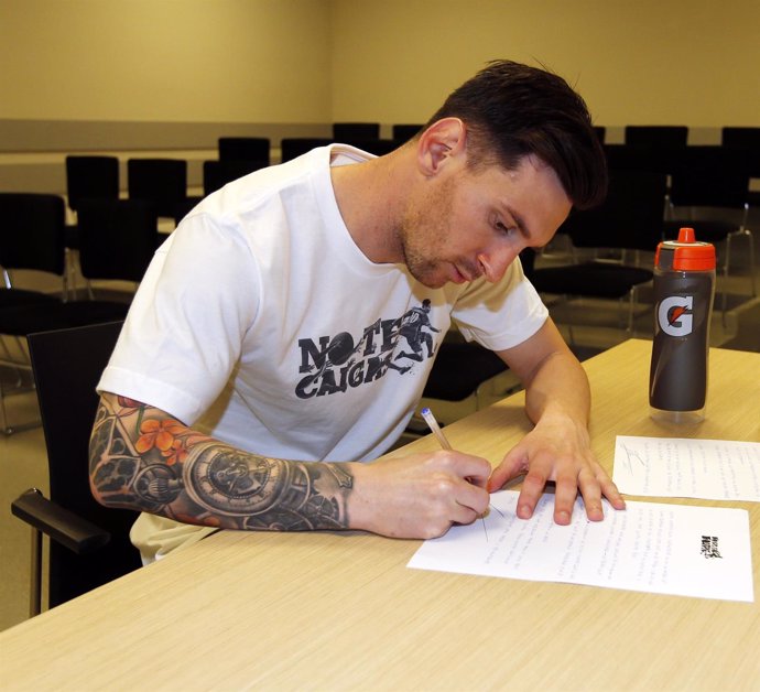Messi firma 10 cartas de apoyo a todo el mundo