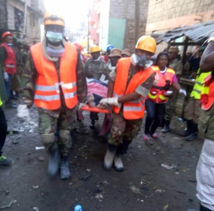 Rescate tras el derrumbe de un edificio en Nairobi