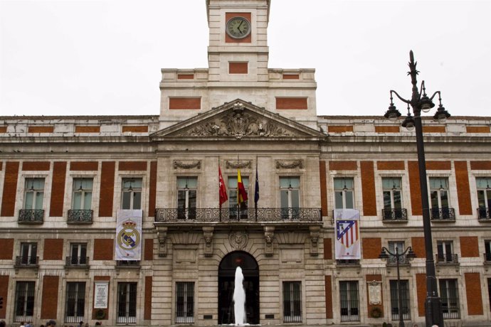 La Puerta del Sol con las banderas de Atlético y Real Madrid