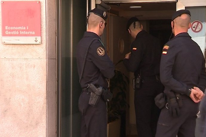 La Guardia Civil registra el Ayuntamiento de Viladecans