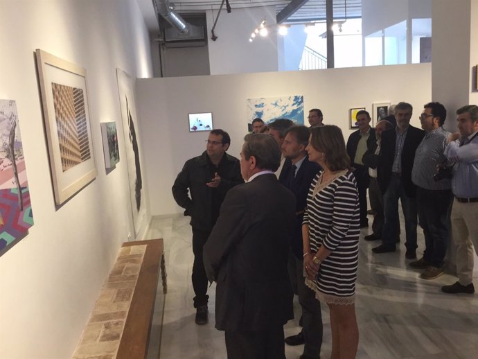 Fiscal visita a la exposición de Santiago Ydáñez
