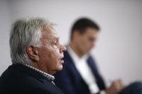 Felipe González dice que no le preocupa una coalición Podemos-IU: "Todo lo que parece nuevo ya se ha repetido"