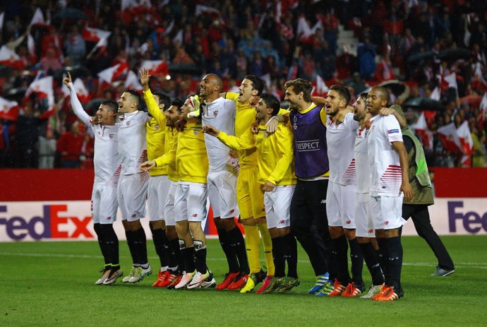 El Sevilla celebra en grupo el pase a la final de la Europa League