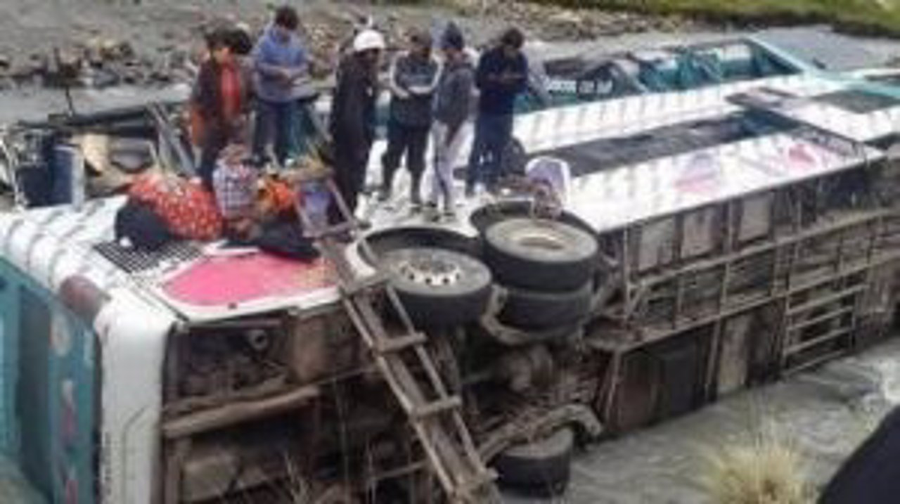 Mueren doce personas tras caer por un barranco un autobús en Bolivia