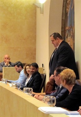 Juan José Zurro se siente por primera ver como concejal en el pleno 