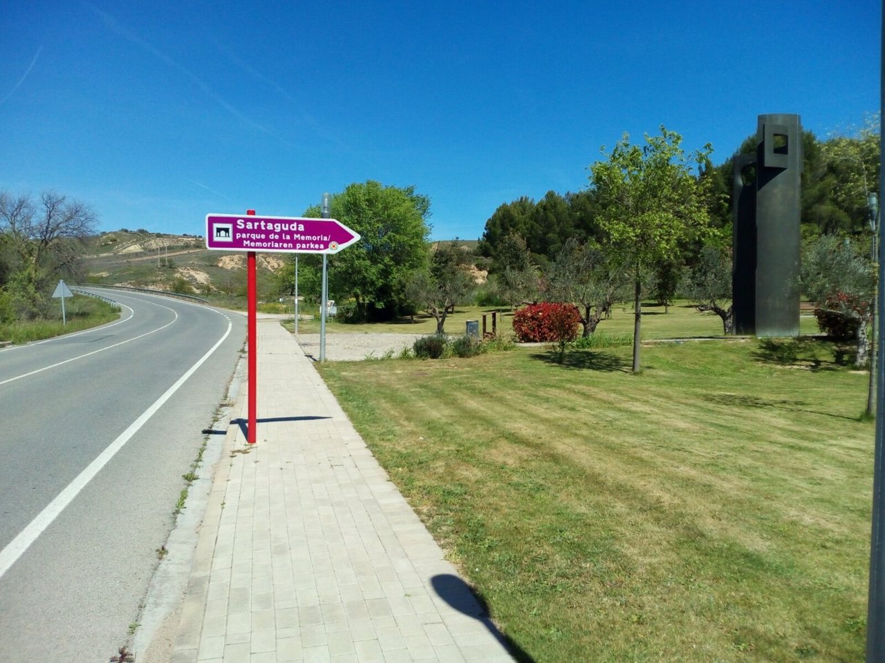 El Gobierno instala señales viarias del Parque de la Memoria