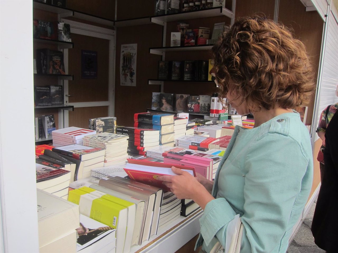 Una lectora en una edición pasada de la Feria del Libro de Salamanca