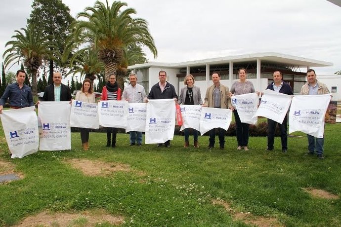 La Diputación entrega bolsas de basura a hermandades del Rocío.