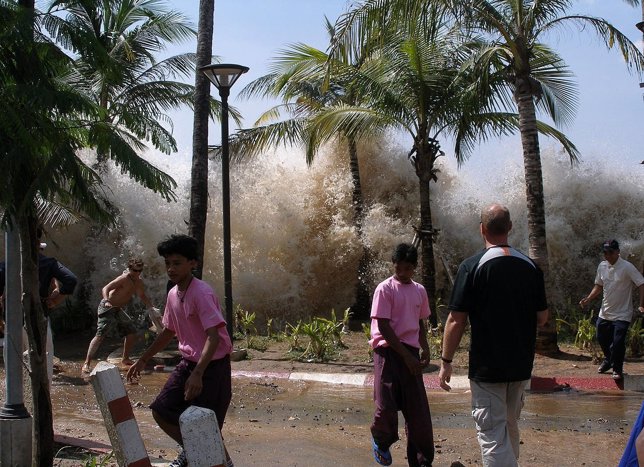 Maremoto provocado por el terremoto del océano Índico de 2004 en Tailandia.
