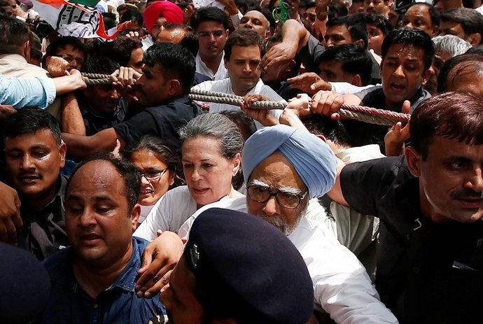 Sonia Gandhi y el ex primer ministro indio Mangmohan Singh en la manifestación