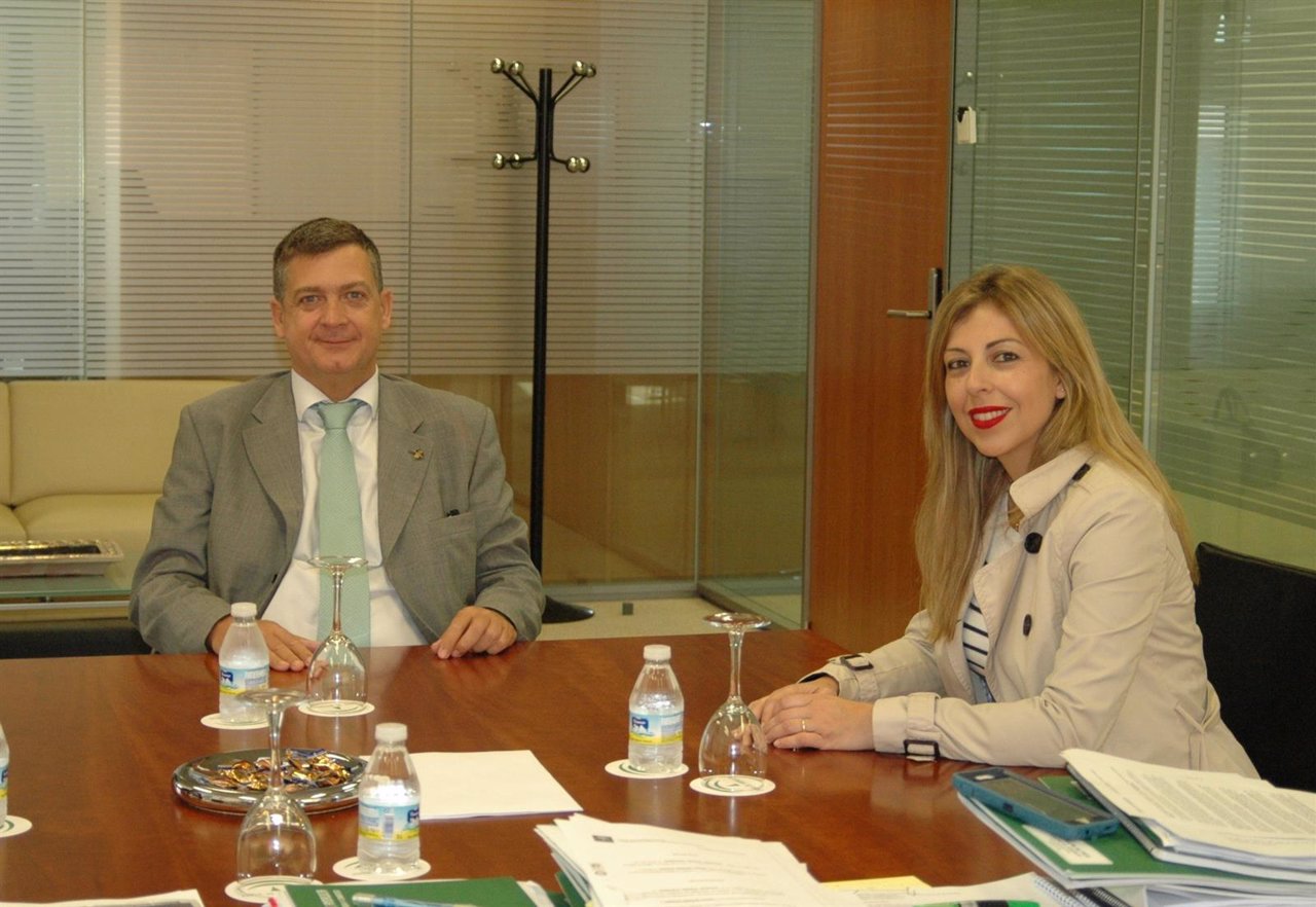 Julio Coca, con la directora de Empleo de Valencia, Rocío Briones