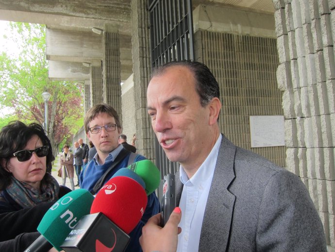 Carlos García Adanero atendiendo a los periodistas