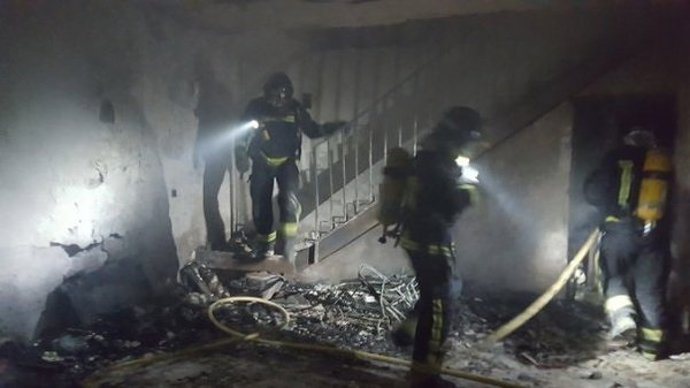 Bomberos actuando en el interior de la vivienda i