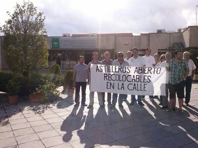 Recolocables de Astilleros ante la Delegación de Empleo. 