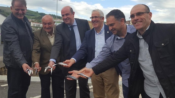 Representantes de Cofradías y Gobierno vasco