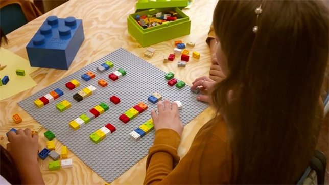 Se inspiran en bloques Lego para enseñar a leer en Braille mediante el juego