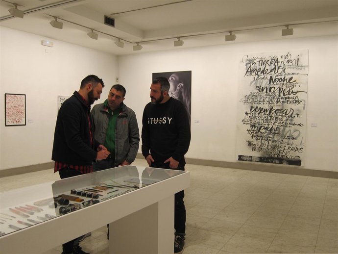 Féliz Rodríguez (izq) muestra sus utensilios de trabajo al DJ Óscar de Rivera