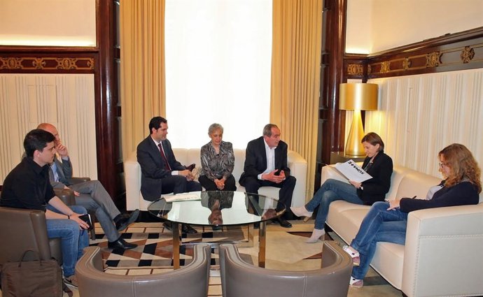La presidenta C.Forcadell reunida con representantes de Súmate.