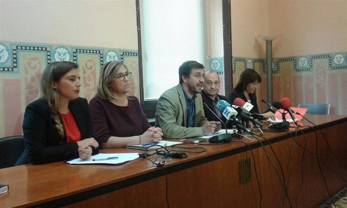 El conseller Antoni Comín con alcaldes del Baix Llobregat