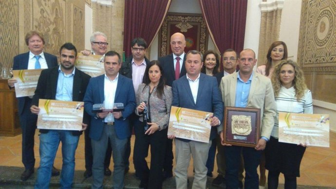 Antonio Ruiz y Pedro García (centro) junto a algunos de los galardonados