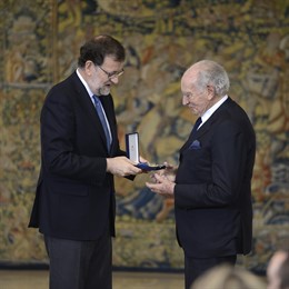 Mariano Rajoy entrega la Medalla de Oro a Mariano Puig