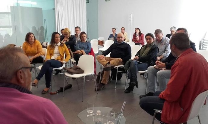 Guijarro (izda.) participa en una mesa redonda