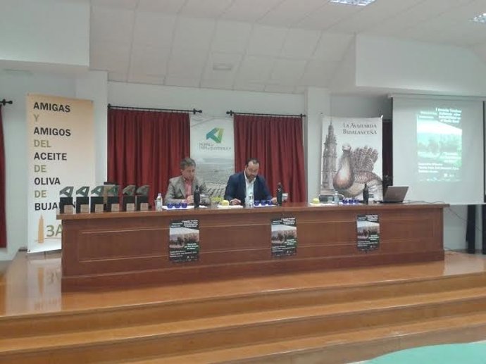 Sánchez (izda.) durante la inauguración de las jornadas