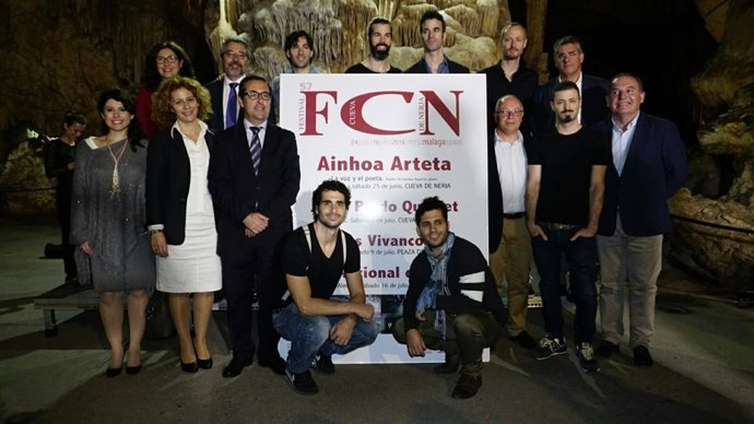 Subdelegado del Gobierno, Briones, con Los Vivancos en Festival Cueva de Nerja 