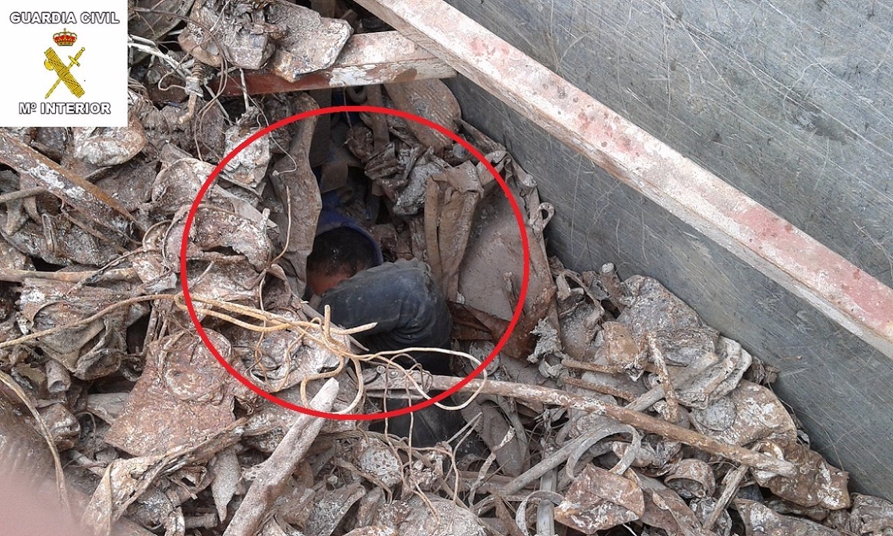 Uno de los menores descubiertos entre las chatarras de una  batea en Melilla