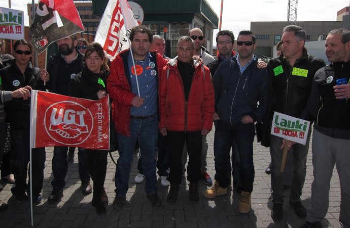 Concentración de los trabajadores de Lauki ante las puertas de la fábrica