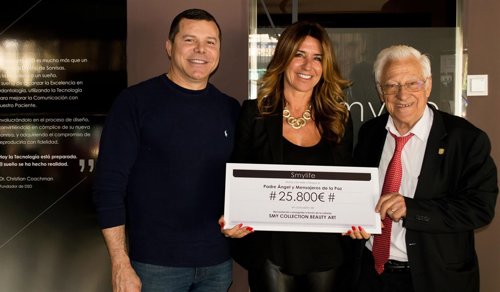 El Padre Ángel recibe un donativo de Smylife y Pedro Sandoval