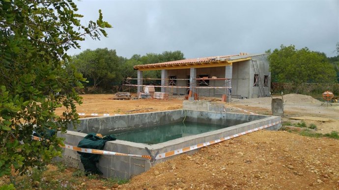 Obras precintadas por la ADU en una finca de Algaida