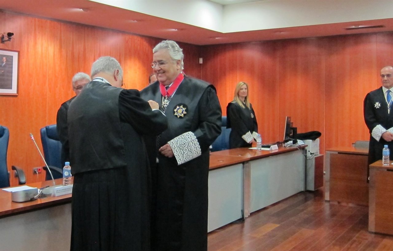 El magistrado José Godino recibe Cruz San Raimundo Peñafort