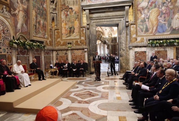 El Rey asiste a la entrega del Premio Carlomagno al Papa